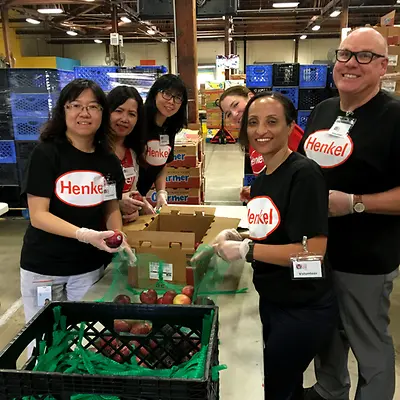 In addition to donating nearly 600 food items, employees in Irvine, CA worked tirelessly sorting and packaging food at the Second Harvest Food Bank. The Irvine team also collected gifts for the Boys & Girls Club’s Winter Wonderland holiday party to provide for those who may not receive any.