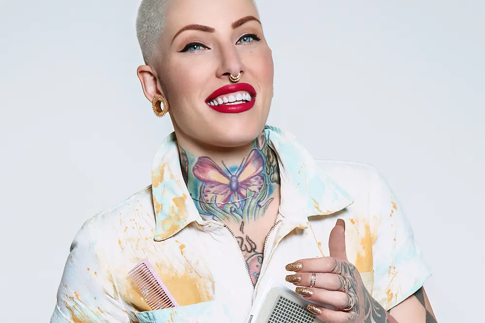 Presley Poe, a leading stylist influencer, shows off the Balayage Palette, featuring the LOCTITE brand’s innovative, self-regulating temperature-controlled ink technology.
