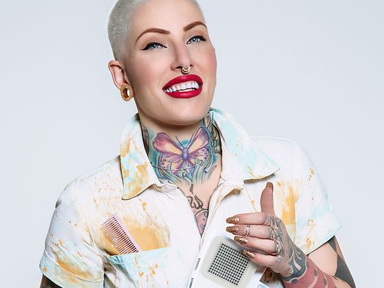 Presley Poe, a leading stylist influencer, shows off the Balayage Palette, featuring the LOCTITE brand’s innovative, self-regulating temperature-controlled ink technology.