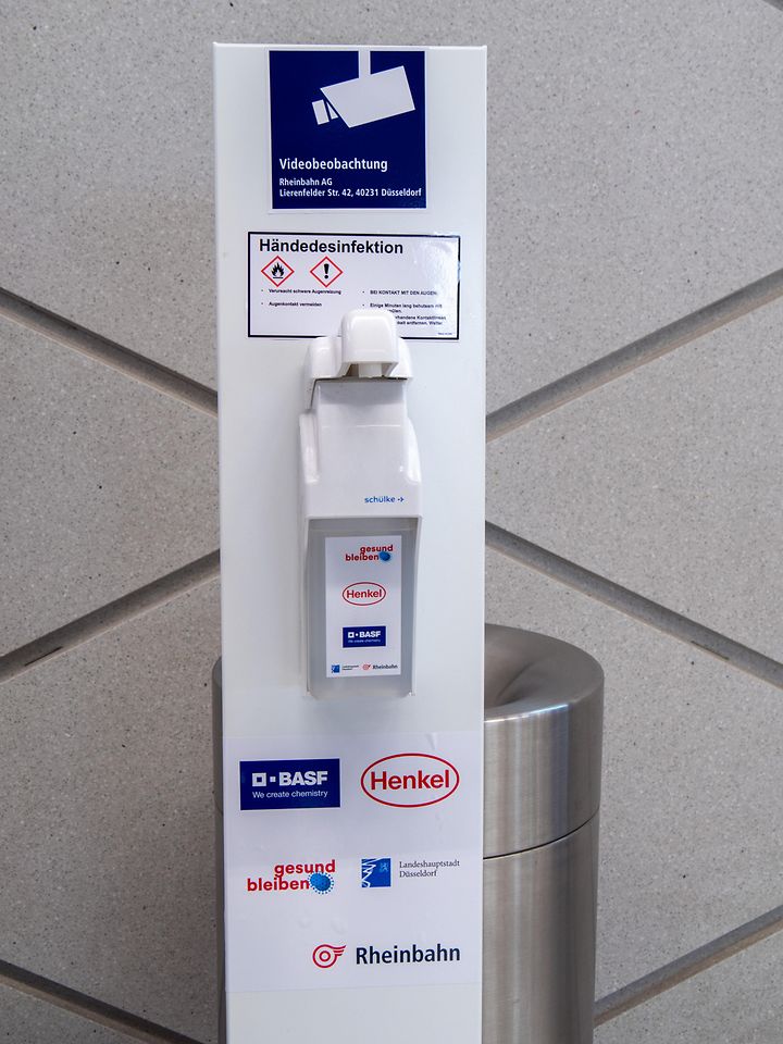 Henkel und BASF stellen der Rheinbahn rund 6.300 Liter Desinfektionsmittel für die Spender zur Verfügung.