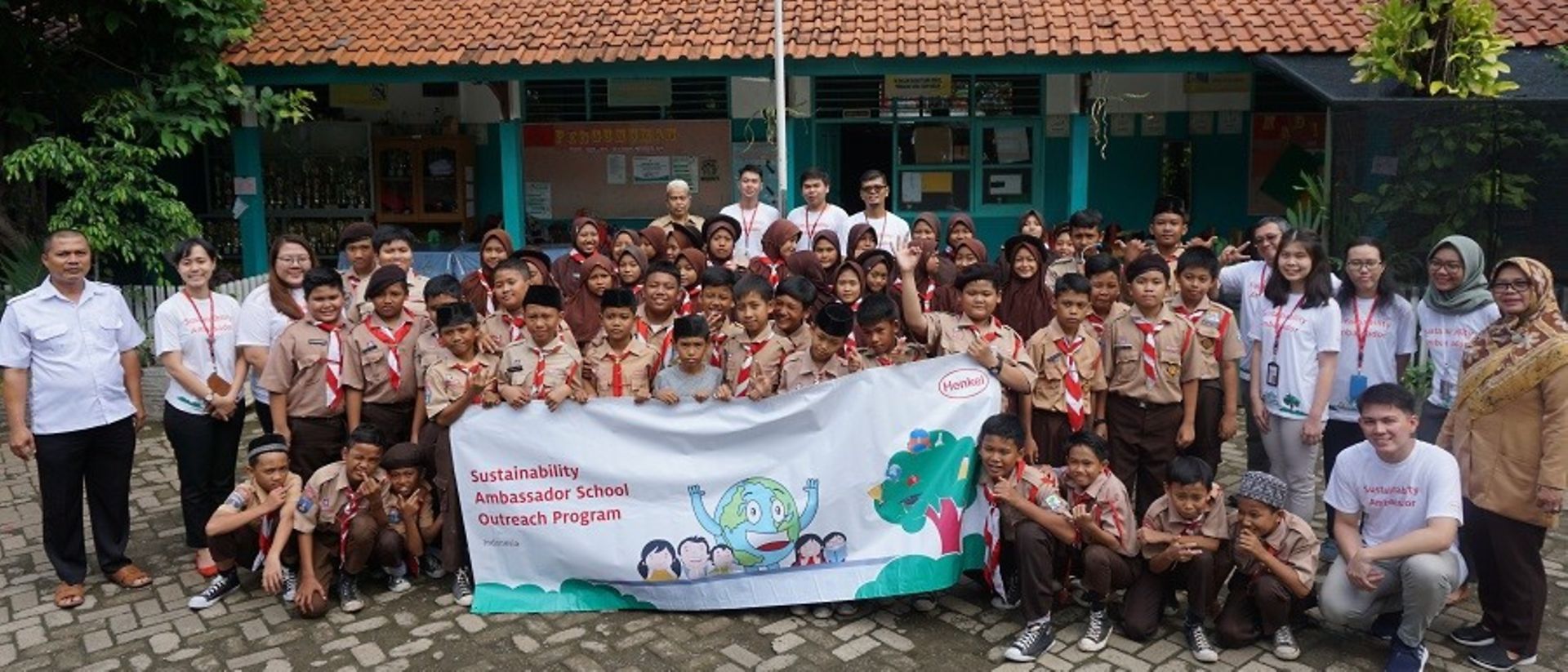Employees of Henkel Indonesia, who are trained Sustainability Ambassadors, with students from Jurang Mangu Timur 02 in Banten, Indonesia. 