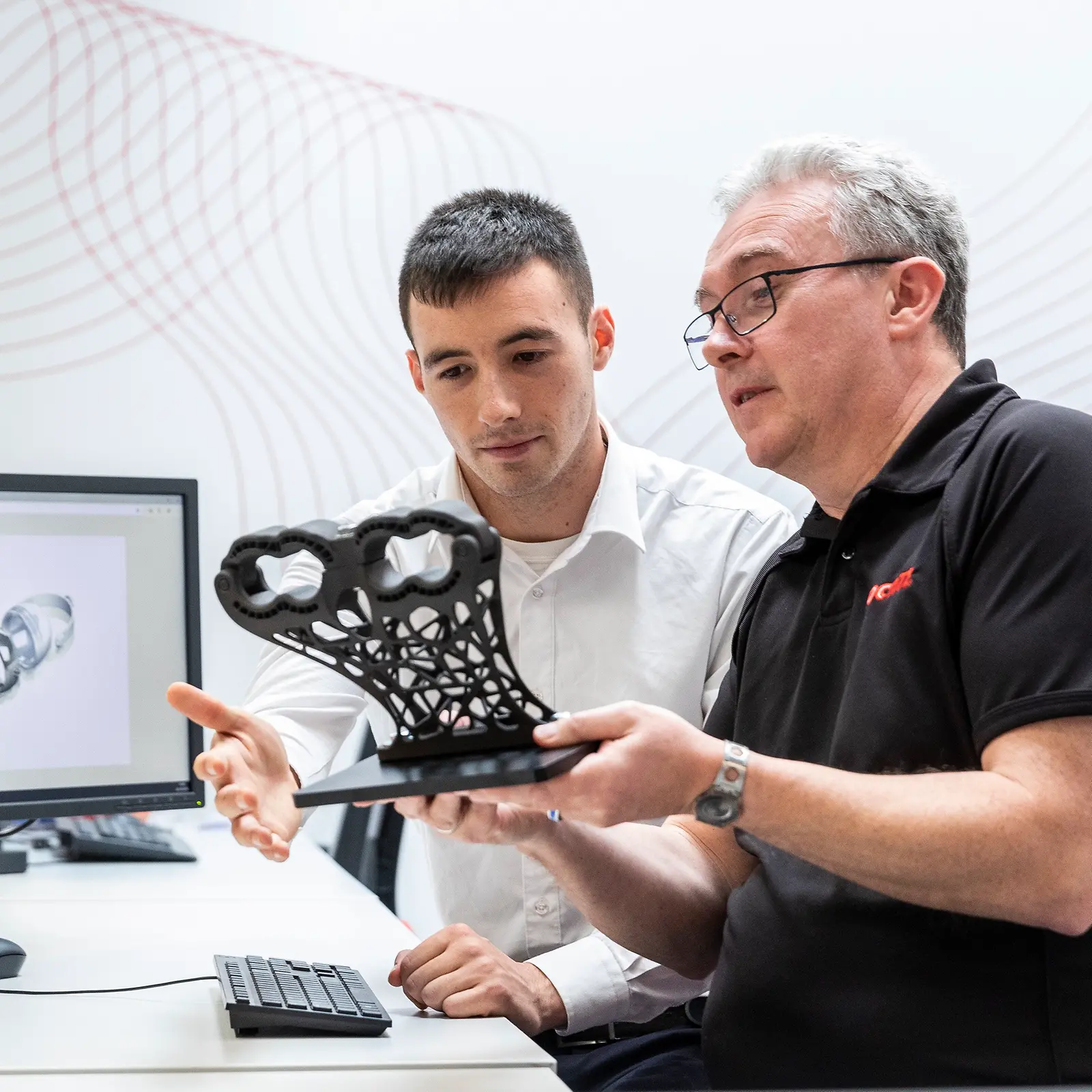 漢高工程師正在與汽車和工業領域的客戶合作最佳化3D列印部件。