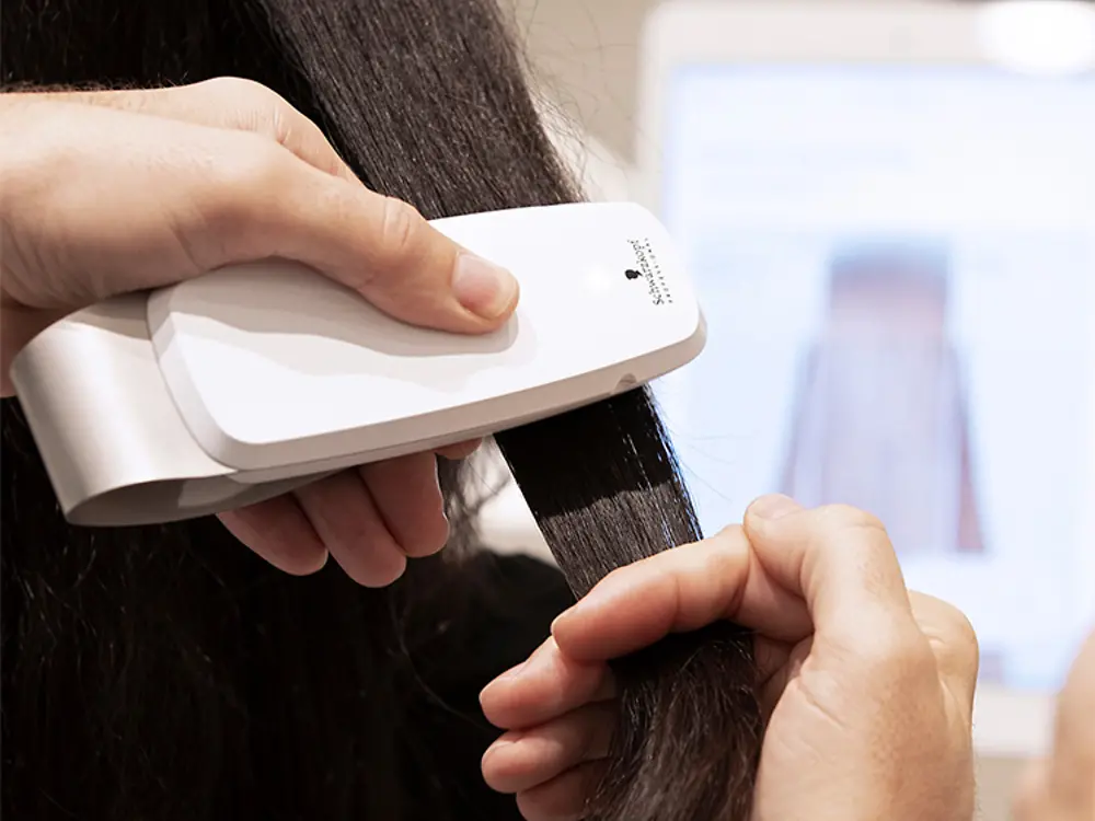 SalonLab Smart Analyzer analyzes the hair structure.