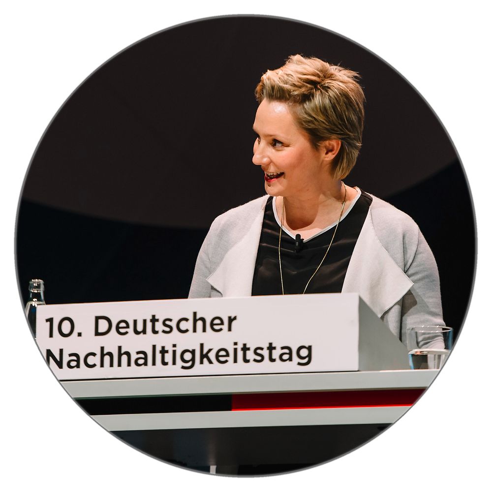Janine Steeger spricht auf dem Deutschen Nachhaltigkeitstag. Credit: Christian Köster, DNP 17