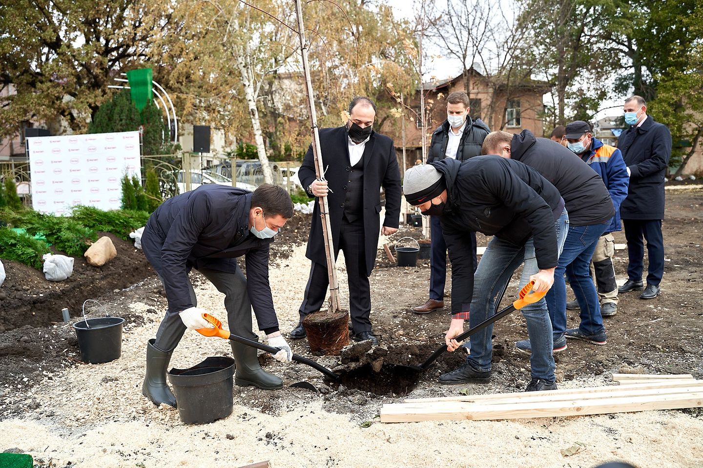 Представители компаний посадили около 180 деревьев в Краснодаре, которые станут основой будущего сквера