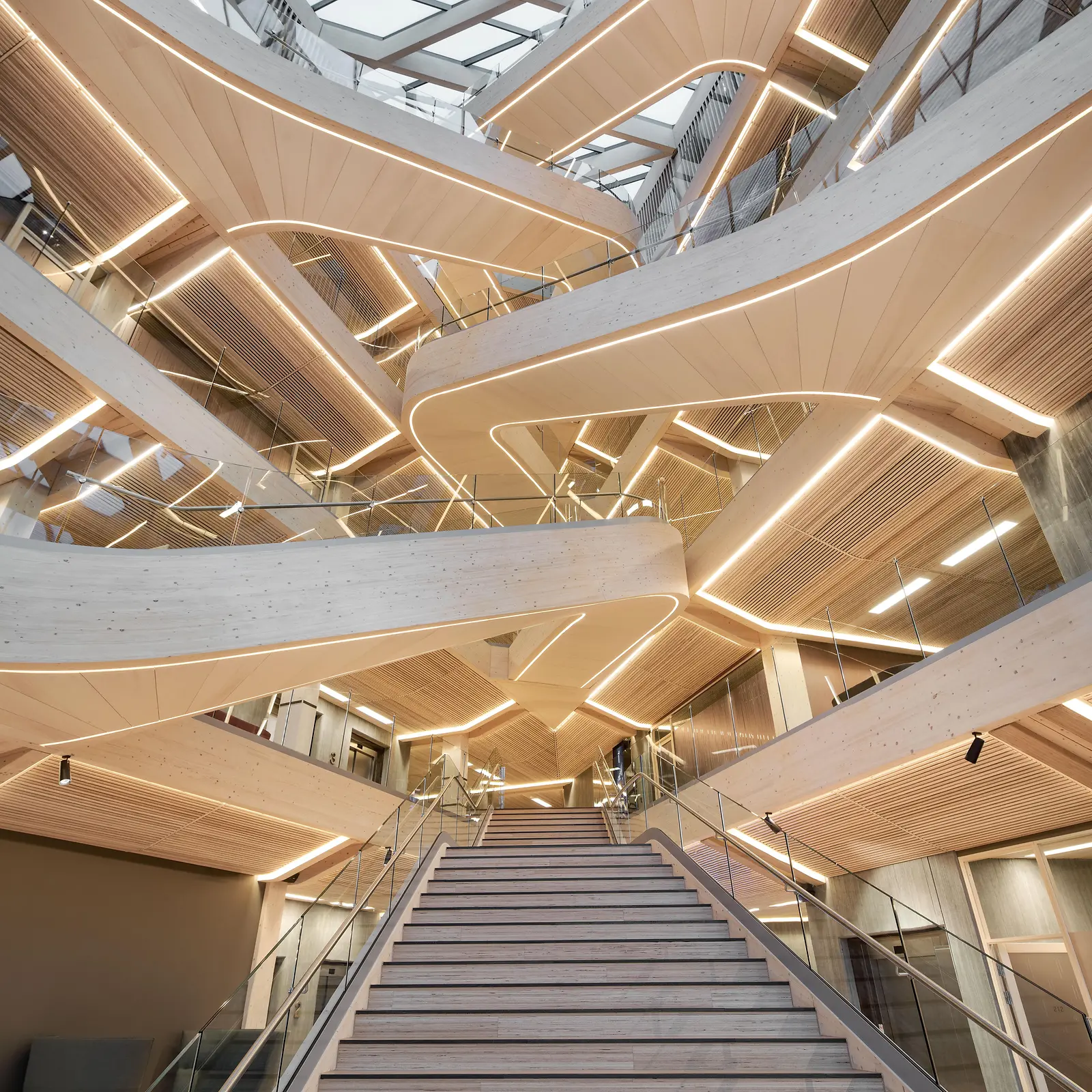 Zone d'entrée avec des galeries en bois et un escalier au milieu de l'image