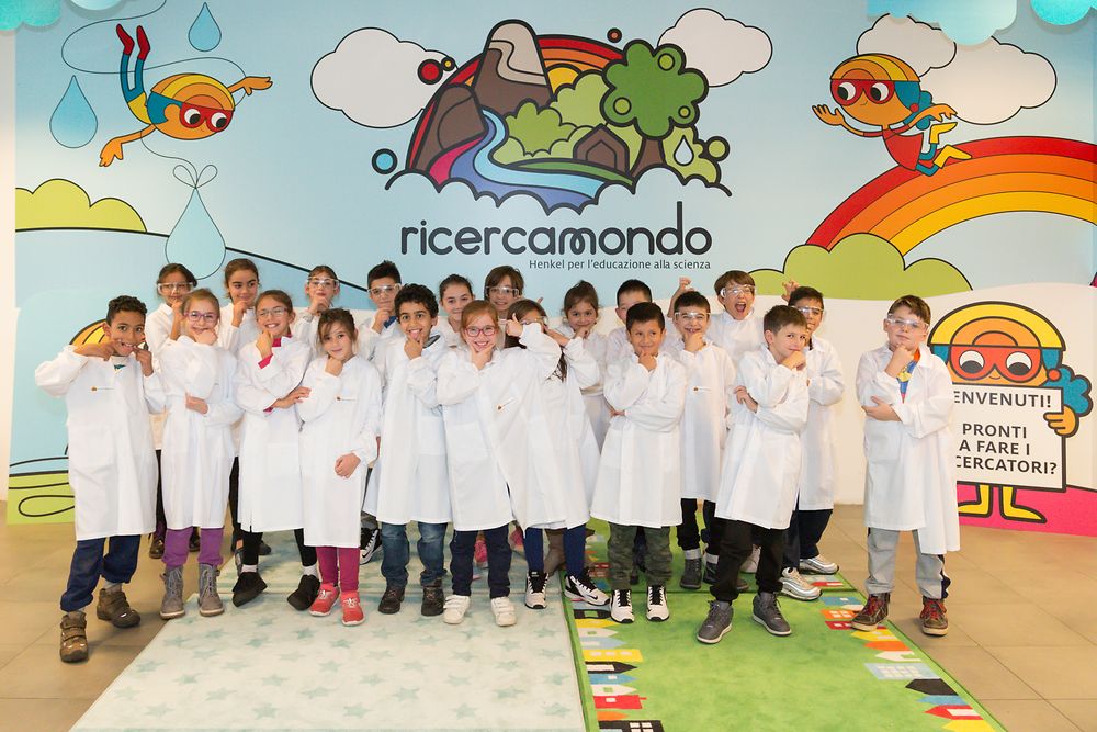 I bambini apprendono scienza, matematica, tecnologia nel laboratorio Ricercamondo a Milano