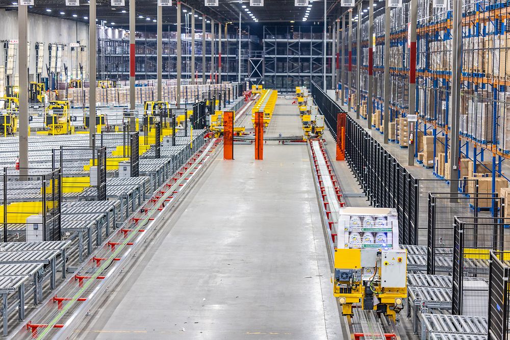Picture of Henkel Bowling Green distribution center, showing advanced automation features