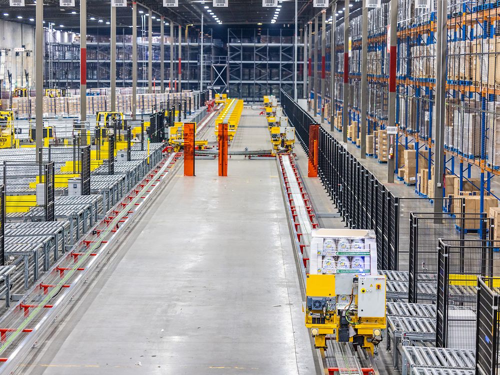 Picture of Henkel Bowling Green distribution center, showing advanced automation features