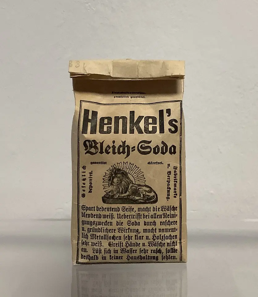 A „Henkel’s Bleich-Soda“ product sachet. 