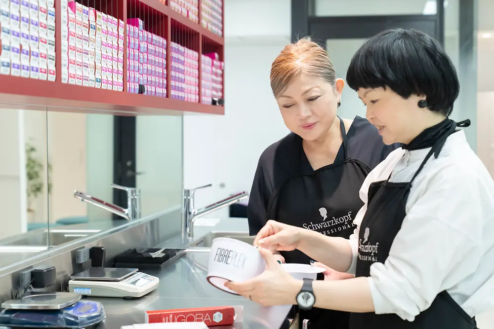兩名評估人員在產品評估室測試染發產品的效果