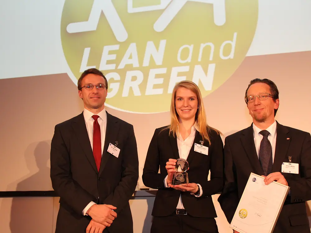Oliver Wittig (rechts) und Annika Fichtner von Henkel nahmen den Award gemeinsam mit Dr. Jan Gudat von der Beratungsfirma Capgemini entgegen.