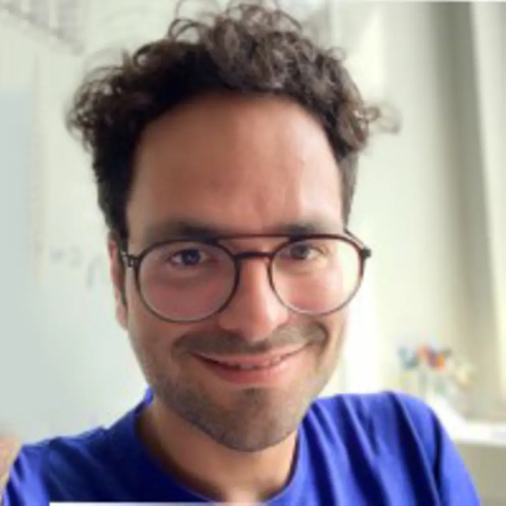 Portrait photo of Robert Ruiz-Hernandez, Head of Smart Devices & Appliances at Henkel Consumer Brands, that shows him smiling into the camera.