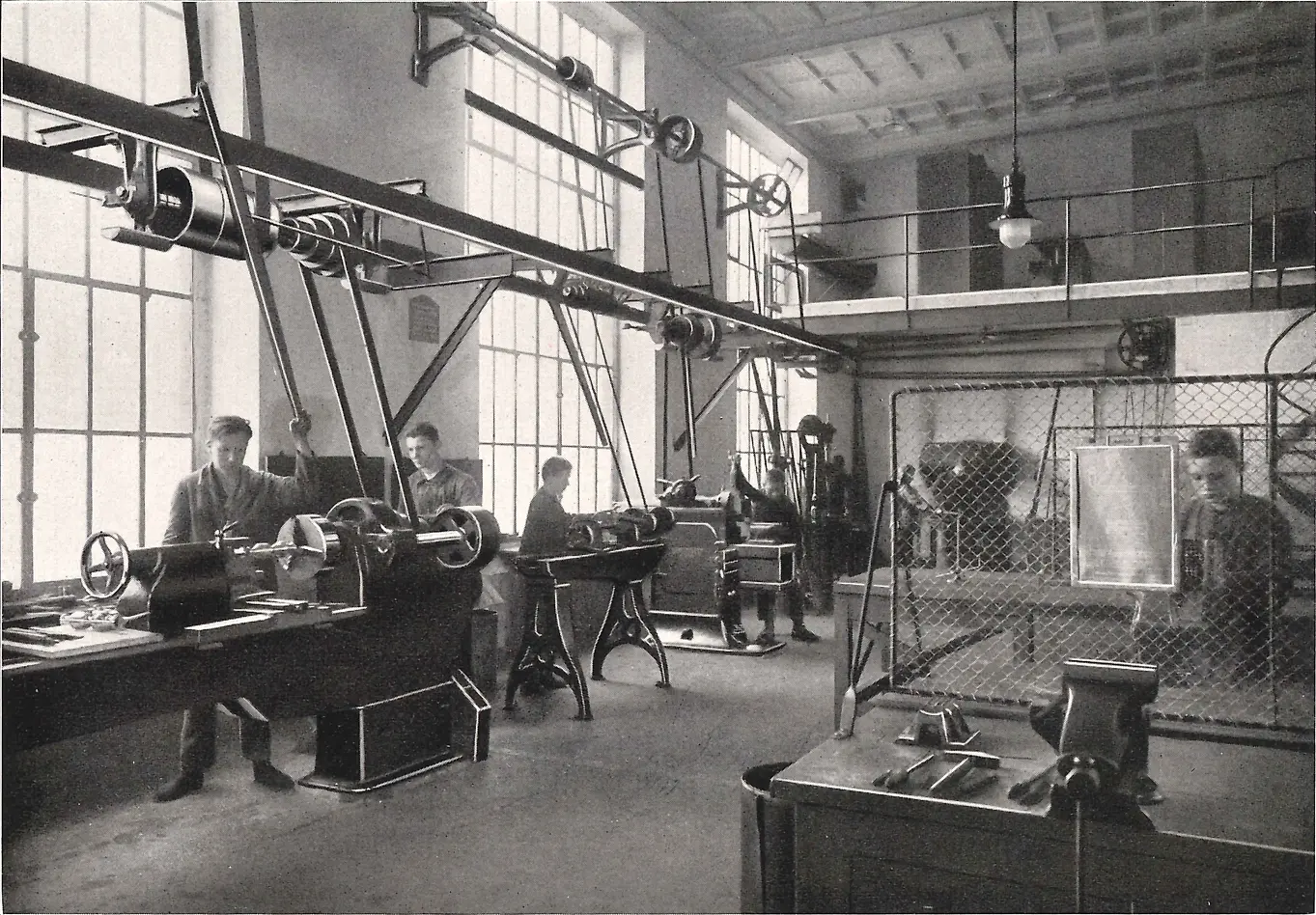 學徒在金屬加工車間操作設備。