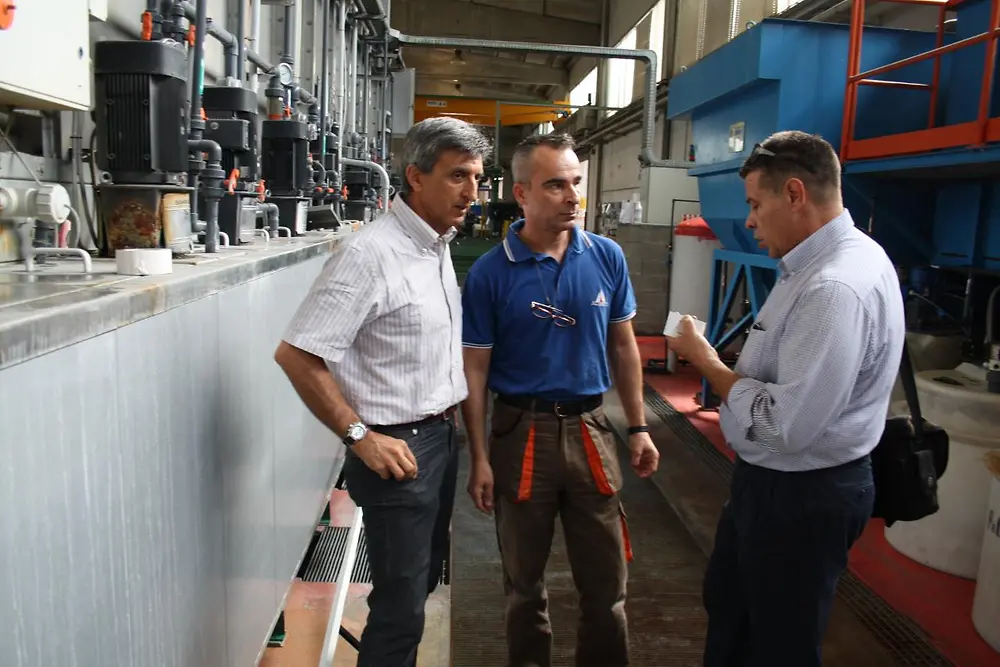 Alumec-Ingenieur Giuolio Marianelli (Mitte) mit den Henkel-Managern Luigi Assandri (rechts) und Ludovico Palladini