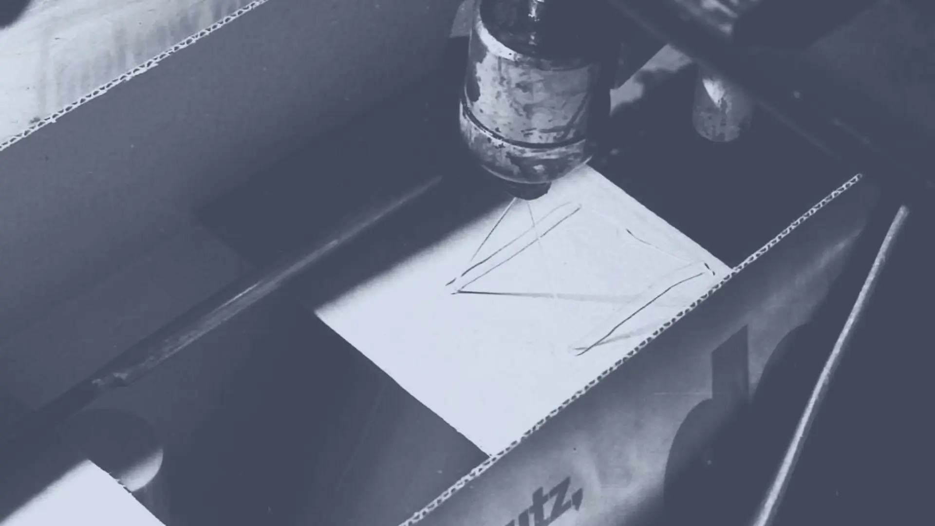 Technomelt熱熔膠通過噴頭塗覆到紙箱上，用於密封。 