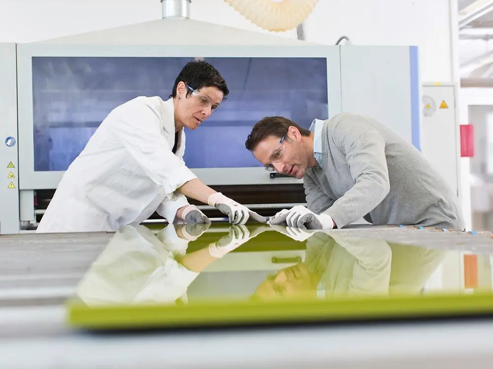 In Zusammenarbeit mit den Möbelmaschinenbauern Homag und Cefla hat Henkel nachhaltige Technologien und Anwendungen für die Möbelindustrie entwickelt, die Mehrwert sowohl auf Hersteller- als auch auf Verbraucherseite schaffen