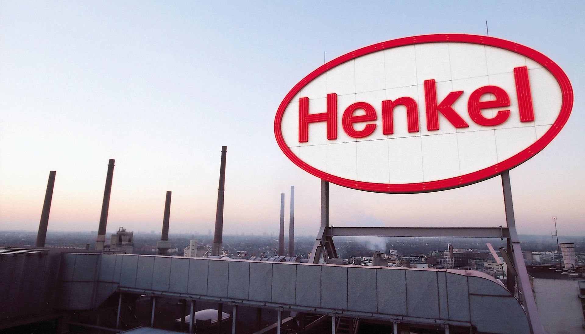 Logo Henkel di atap gedung di Duesseldorf.