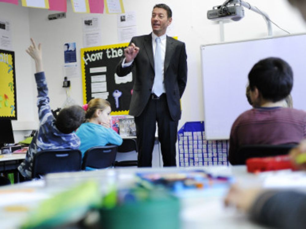 2014-05-06-Kasper Rorsted, Prezes Zarządu Henkel, opowiada o zrównoważonym rozwoju dzieciom w szkole w Düsseldorfie