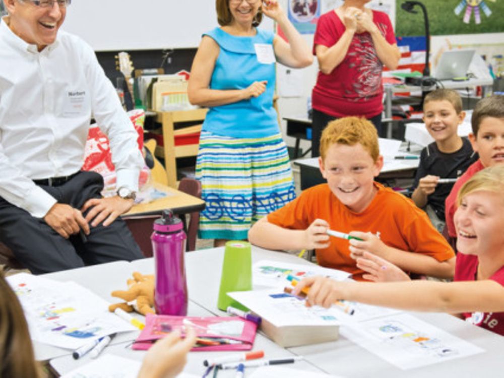 2014-05-06-Norbert Koll, President of Henkel Consumer Goods Inc., spotyka się z uczniami w szkole w Scottsdale w Arizonie