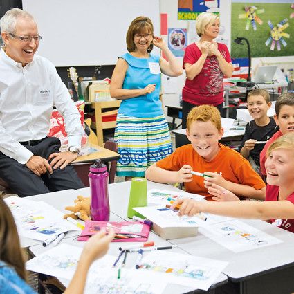 2014-05-06-Norbert Koll, President of Henkel Consumer Goods Inc., spotyka się z uczniami w szkole w Scottsdale w Arizonie