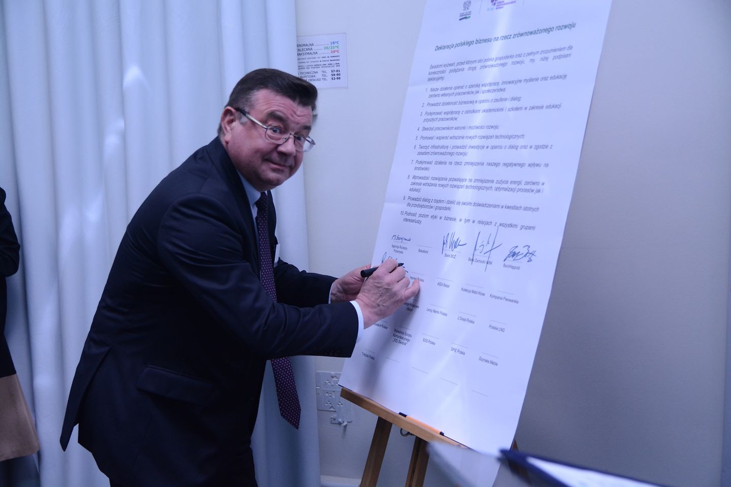 
Janusz Gołębiowski podpisuje Deklarację