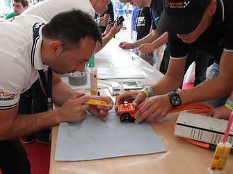 When conventional connecting methods failed in their self-built race cars, the students were able to consult the company’s adhesives experts with their technical know-how and products.