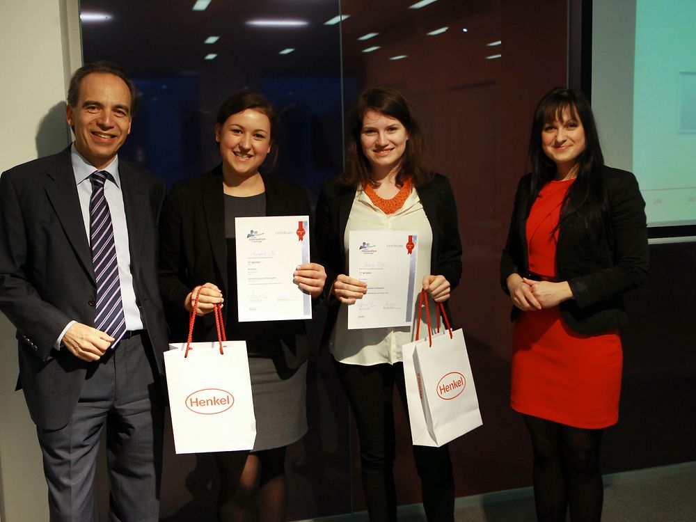 
Günter Thumser (Präsident Henkel CEE), Sieger-Team „A&G“ (Annabelle Mai, Gloria Pölz) und Judita Kucsera (Recruitment Henkel CEE)