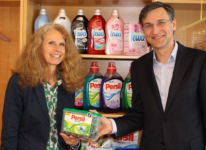 Georg Grassl (General Manager Laundry & Home Care Österreich Henkel CEE) überreicht Irene Hahnenkamp (Geschäftsführerin Auftakt GmbH) eine Packung Persil, symbolisch für die neuerlich geleistete Jahresspende Wasch-/Reinigungsmittel