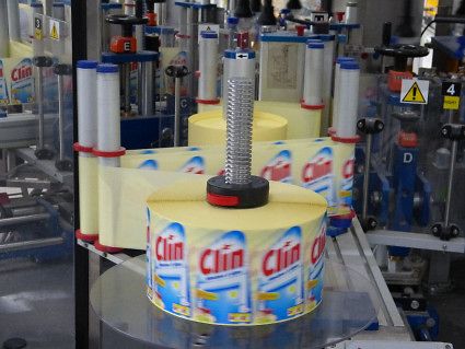 Henkel-Fensterputzmittel der Marke Clin in der Produktion