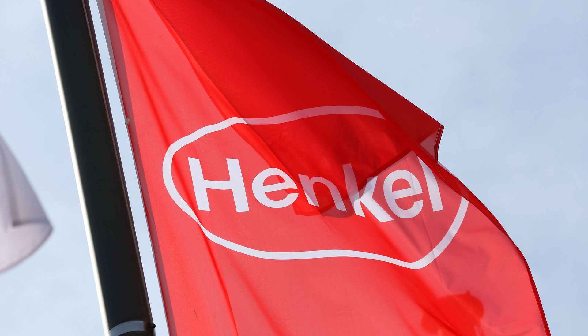 Crvena zastava s Henkelovim logotipom