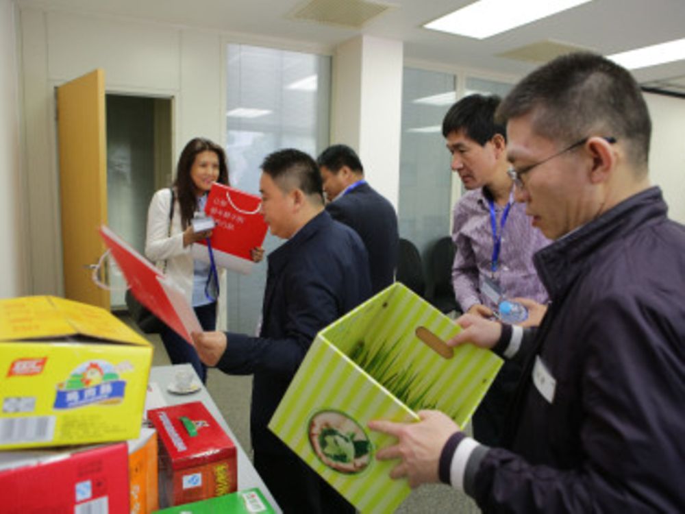 
来自纸包装行业的首席执行官和总经理们正在观看汉高的折叠纸盒粘合剂解决方案