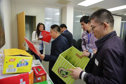 
来自纸包装行业的首席执行官和总经理们正在观看汉高的折叠纸盒粘合剂解决方案