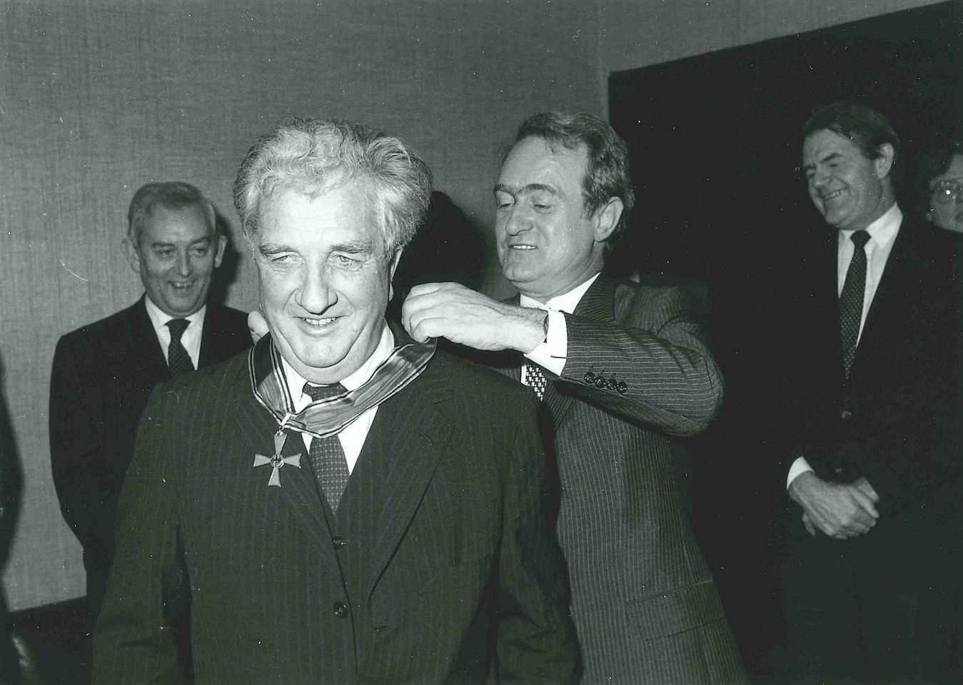 The Prime Minister of North Rhine-Westphalia, Johannes Rau, presented Dr. Konrad Henkel with the Commander's Cross of the Order of Merit of the Federal Republic of Germany in 1980.