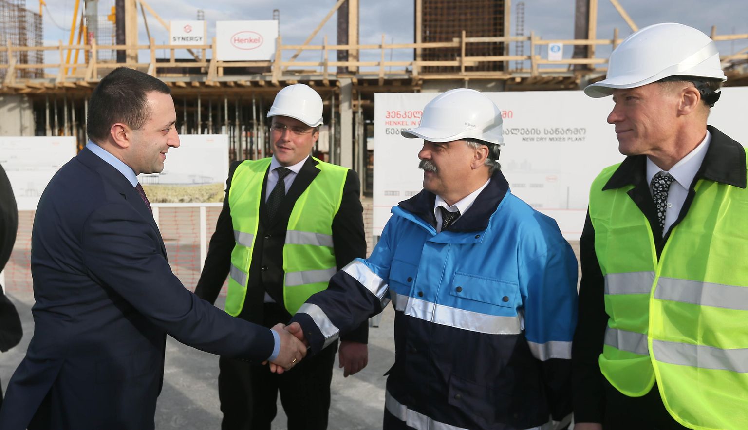 Ираклий Гарибашвили, премьер-министр Грузии, встретился с представителями Henkel на территории завода Ceresit