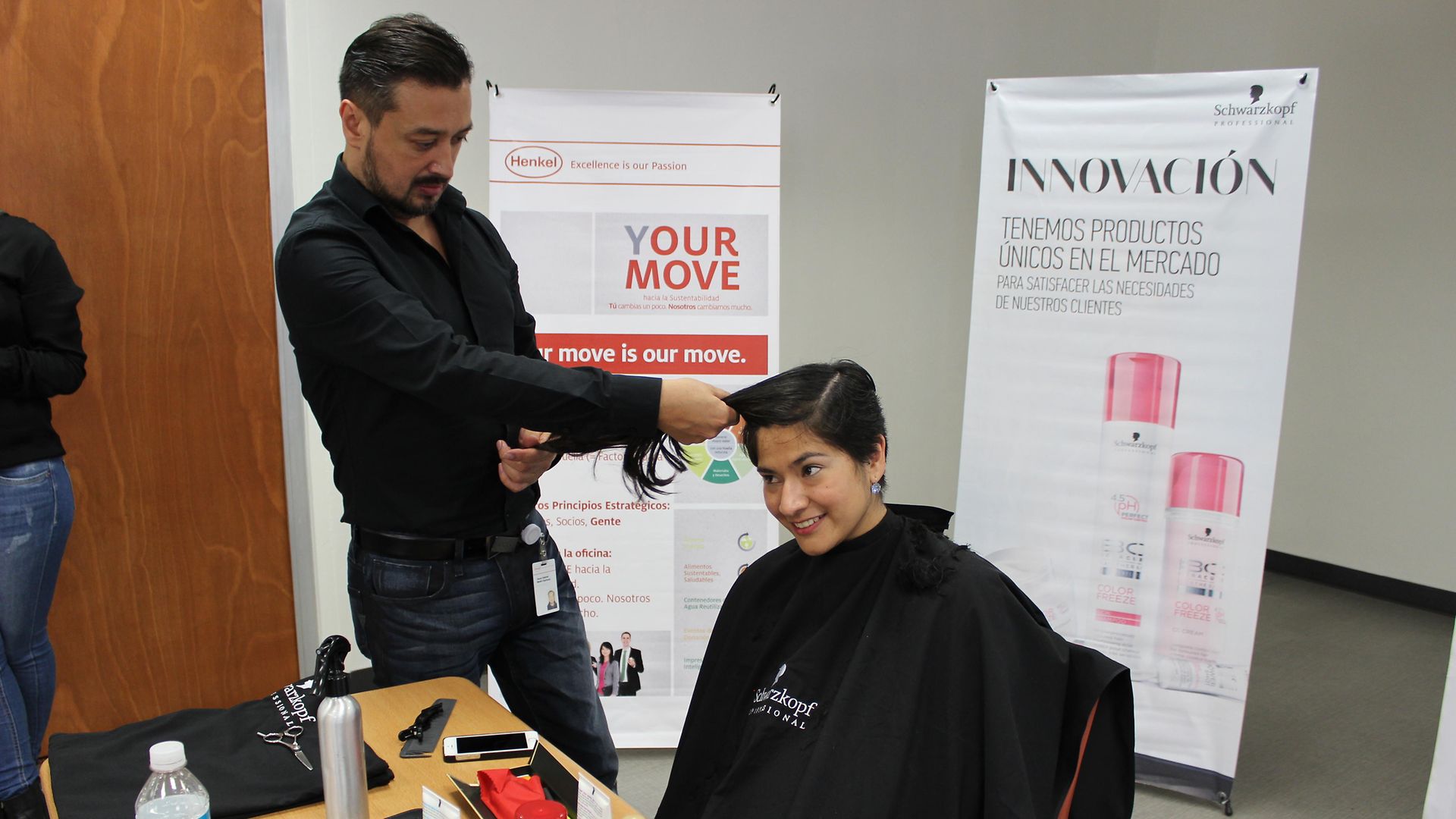 24 employees of Henkel Mexico donated hair for young cancer patients.