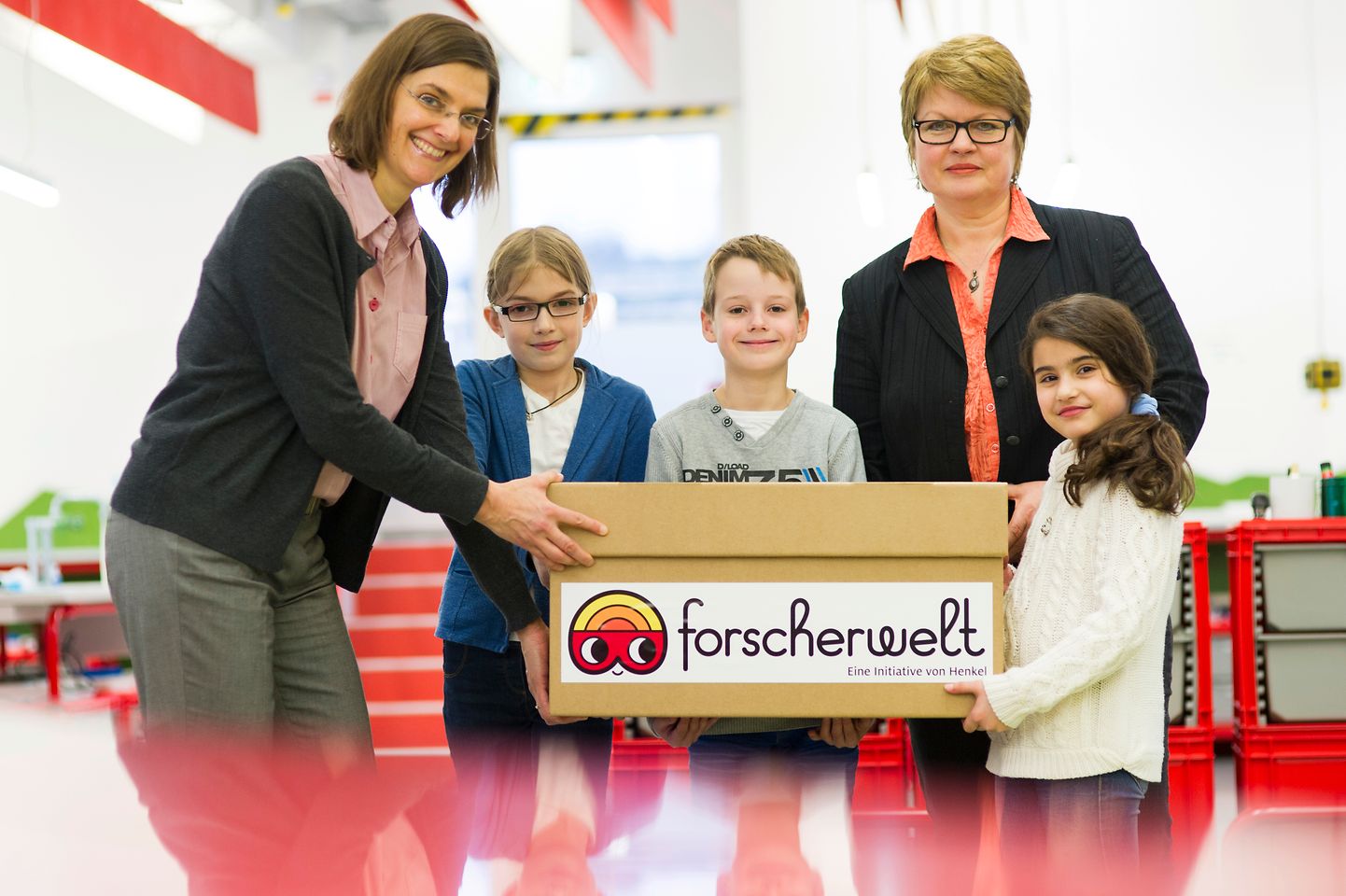 Kinder der Gemeinschaftsgrundschule Rolandstraße Düsseldorf mit Lehrerin und Dr. Ute Krupp