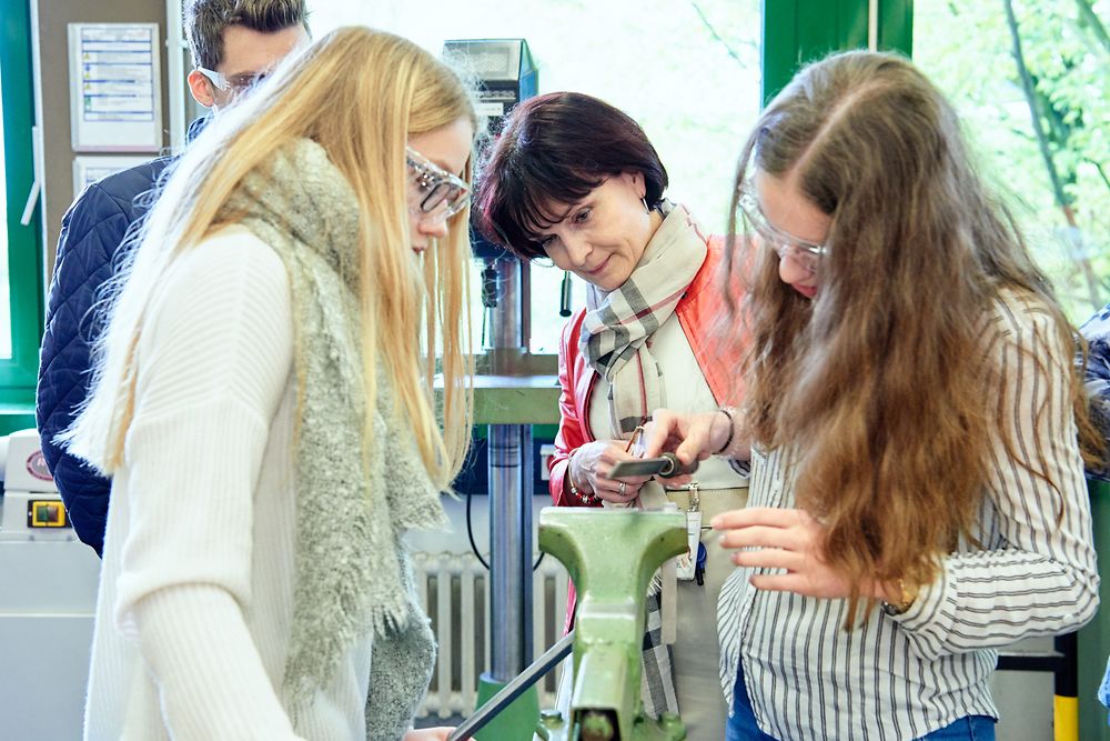 Zuzana Halkova, Personalleiterin Europa, schaute den Schülerinnen beim Gestalten der Metall-Freundschaftarmbänder über die Schulter.