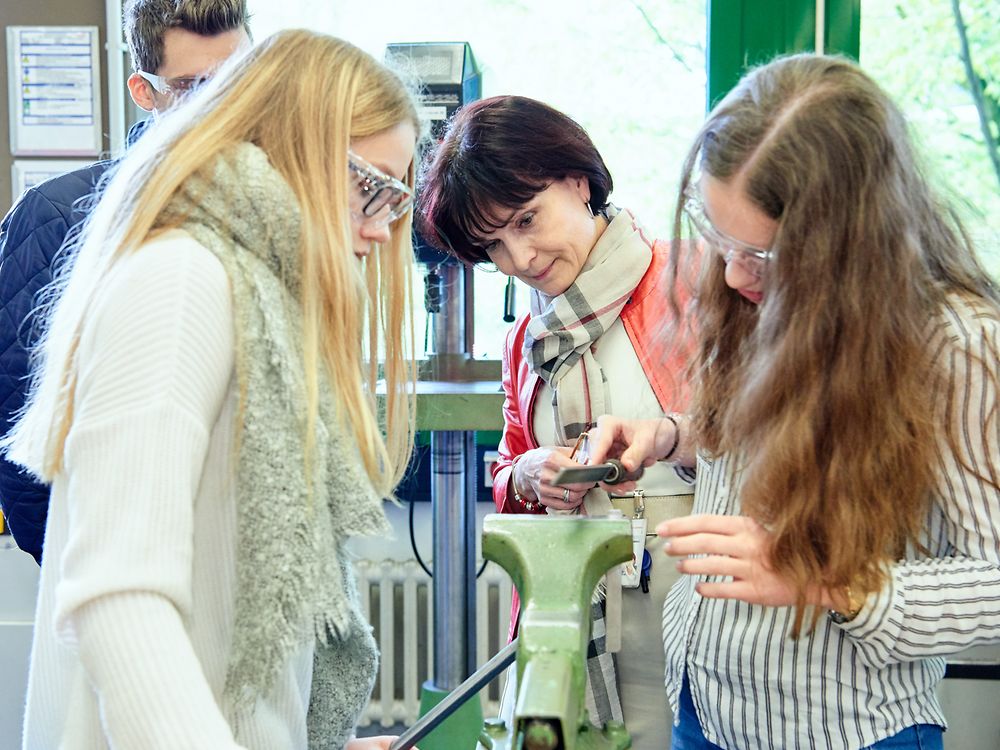 Zuzana Halkova, Personalleiterin Europa, schaute den Schülerinnen beim Gestalten der Metall-Freundschaftarmbänder über die Schulter.