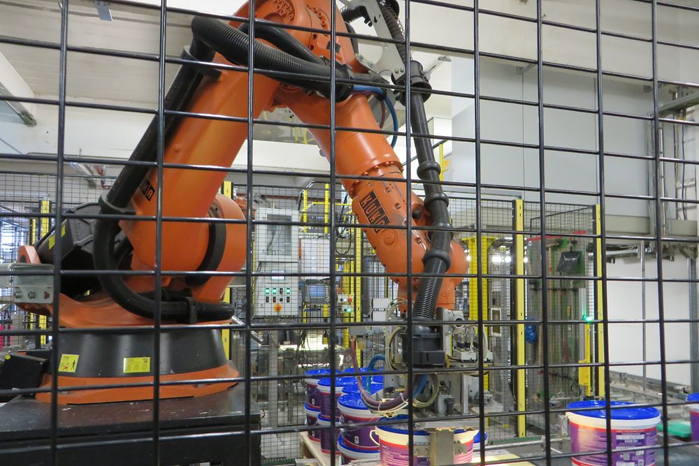 Roboter in der Klebstoffproduktion bei Henkel