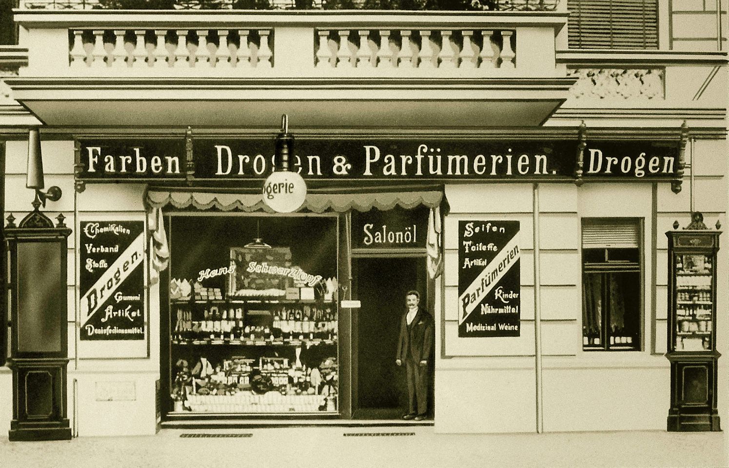 Hans Schwarzkopf eröffnet 1898 in Charlottenburg ein kleines Handelsgeschäft