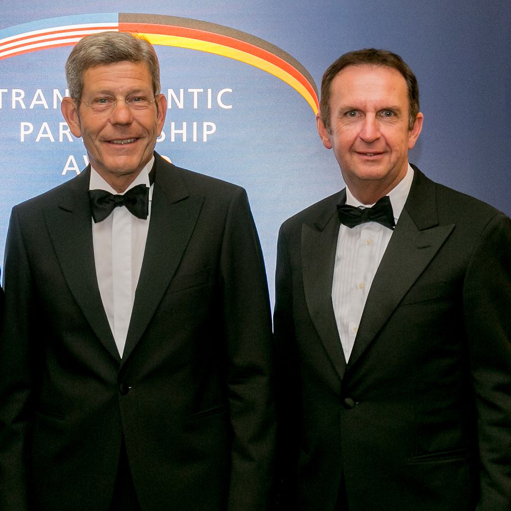 Henkel CEO Hans Van Bylen (r.), Jerry Perkins (l.), Bernhard Mattes