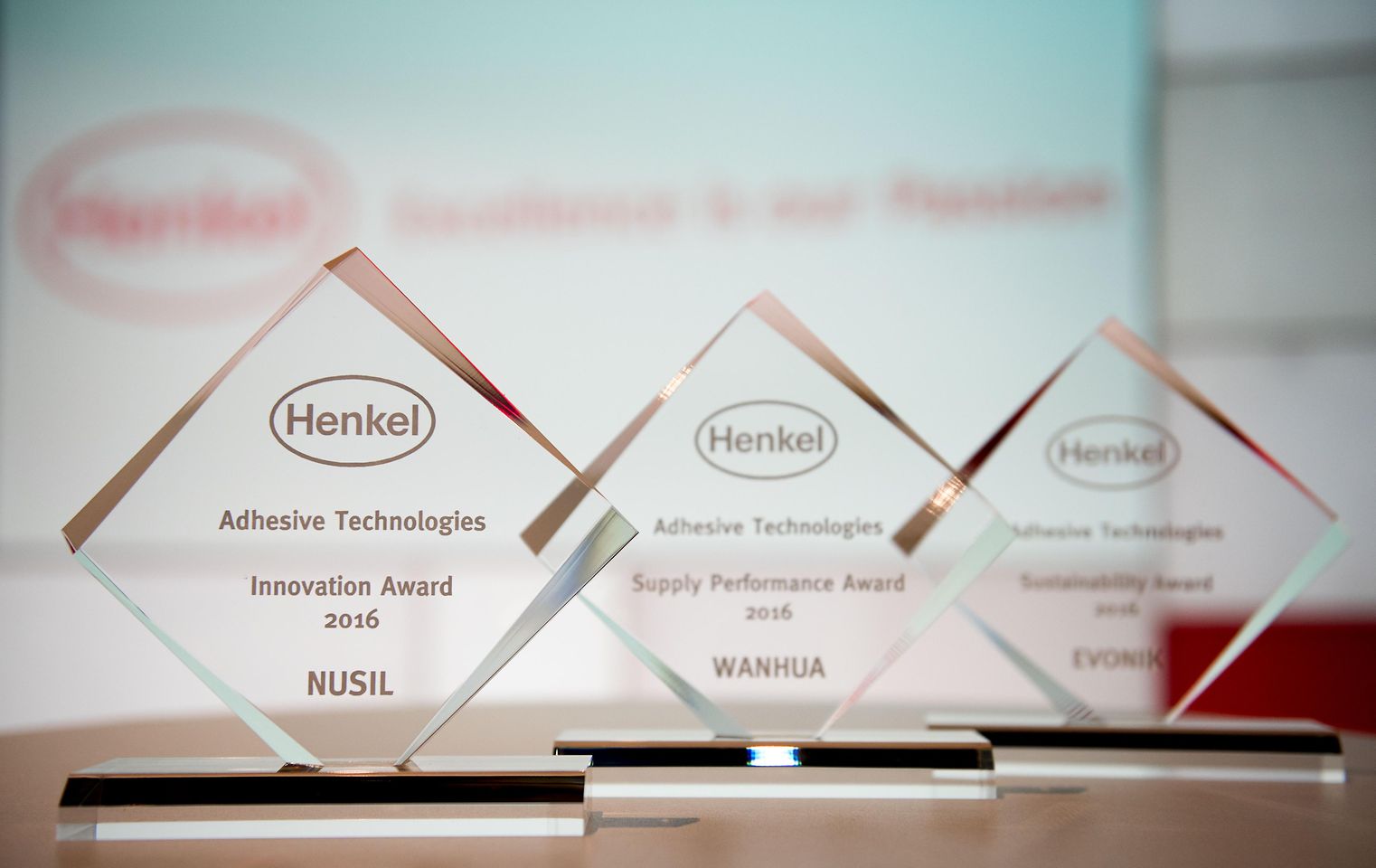 Henkel Adhesive Technologies Supplier Awards 2016 für Wanhua, NuSil und Evonik