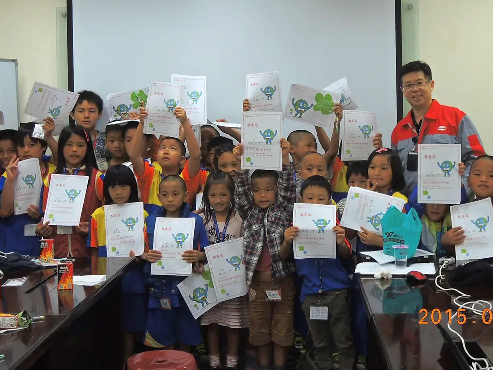 台灣漢高志工與學童合影