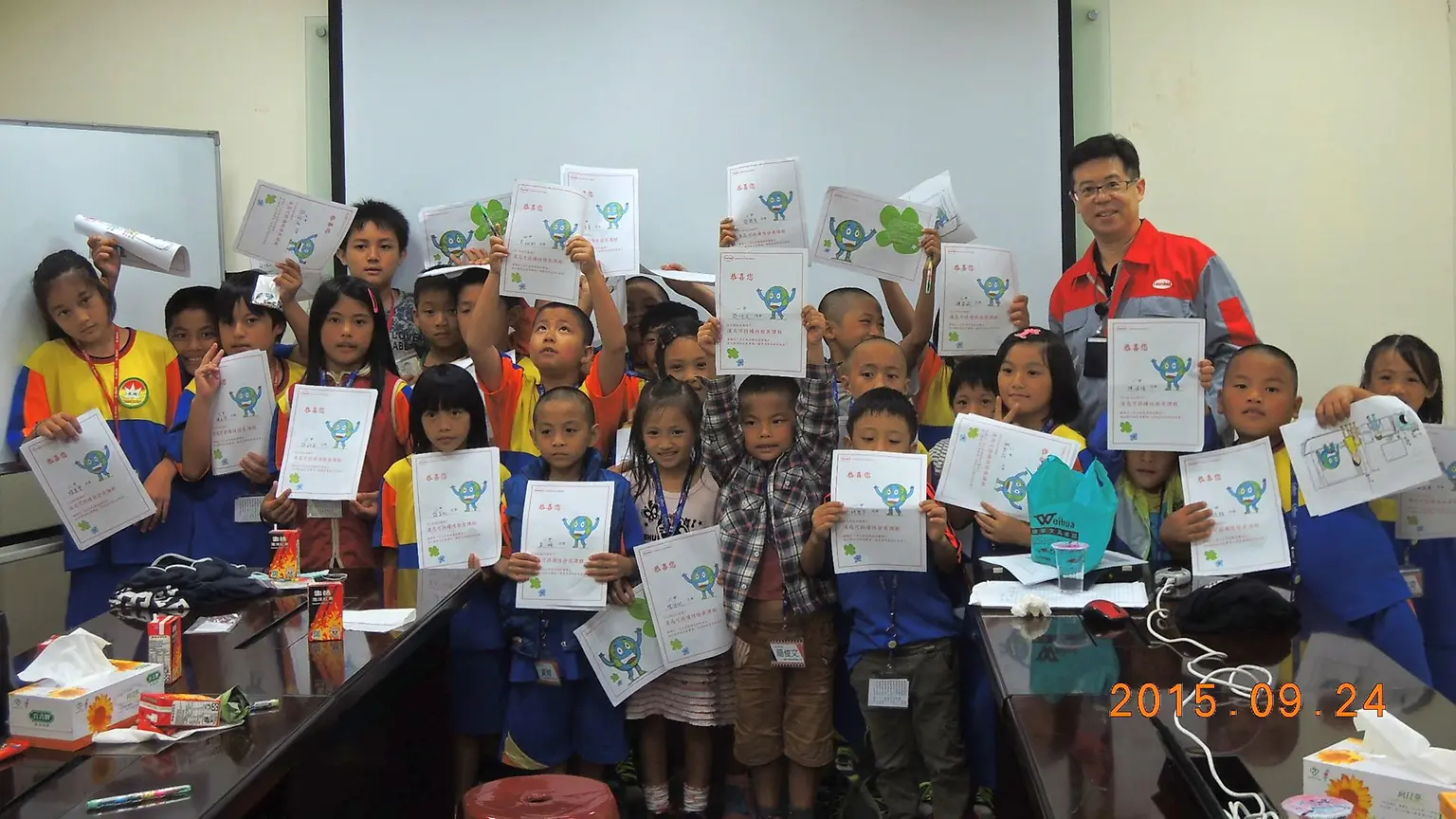 台灣漢高志工與學童合影