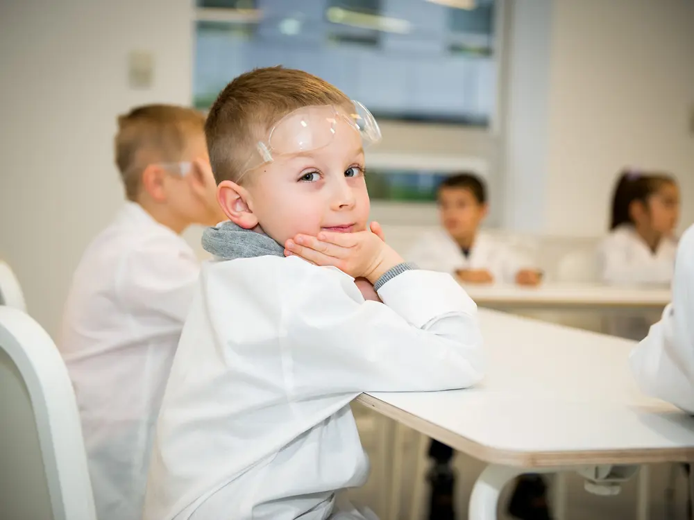 dziecko w laboratorium
