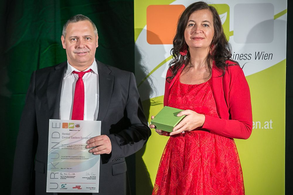 
Für Henkel nahm Thomas Fuhrmann, SHEQ-Manager Henkel CEE, die ÖkoBusiness Wien-Auszeichnung von Wiens Umweltstadträtin Ulli Sima entgegen.