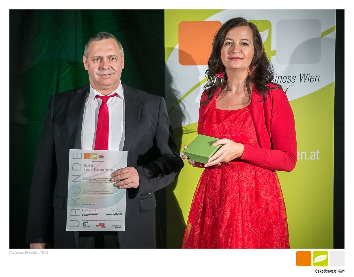 
Für Henkel nahm Thomas Fuhrmann, SHEQ-Manager Henkel CEE, die ÖkoBusiness Wien-Auszeichnung von Wiens Umweltstadträtin Ulli Sima entgegen.