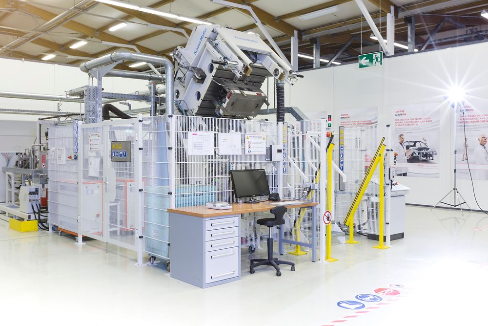Hochdruck-RTM-Anlage im Henkel Composite Lab in Heidelberg