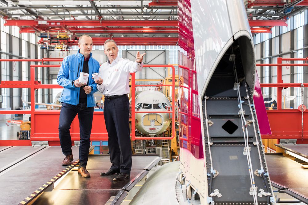 In der Airbus-Endmontagehalle in Hamburg bespricht Guido Adolph von Henkel (rechts) mit Andre Aldag, Teamleiter Manufacturing Engineering bei Airbus